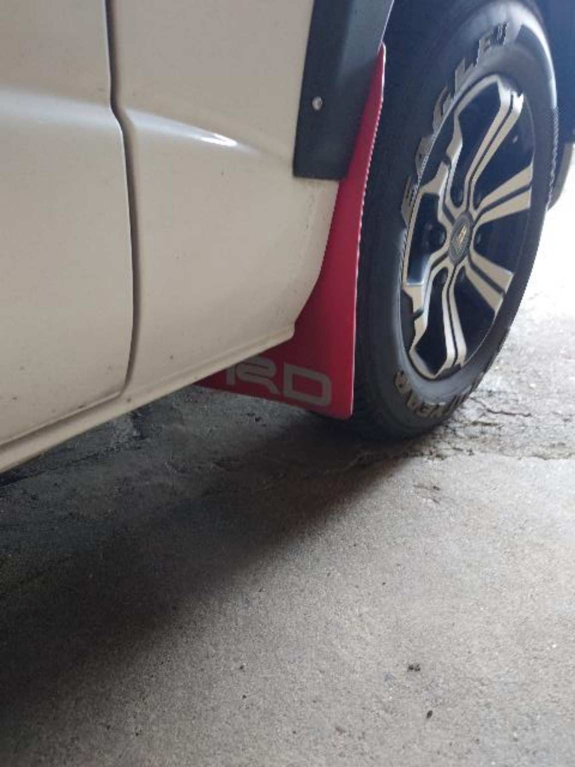 7型ハイエースのタイヤ後方に装着した赤いTRDマッドフラップ
